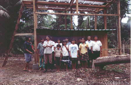 Einwohner von Sharamentsa mit ihrem elektrischen Solarsystem