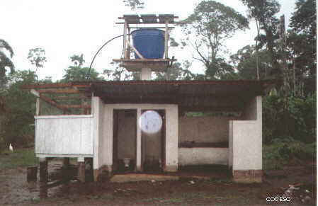 La batería sanitaria con el tanque de agua alto, encima los paneles solares.Comunidad Pachakutik - Sucumbíos.